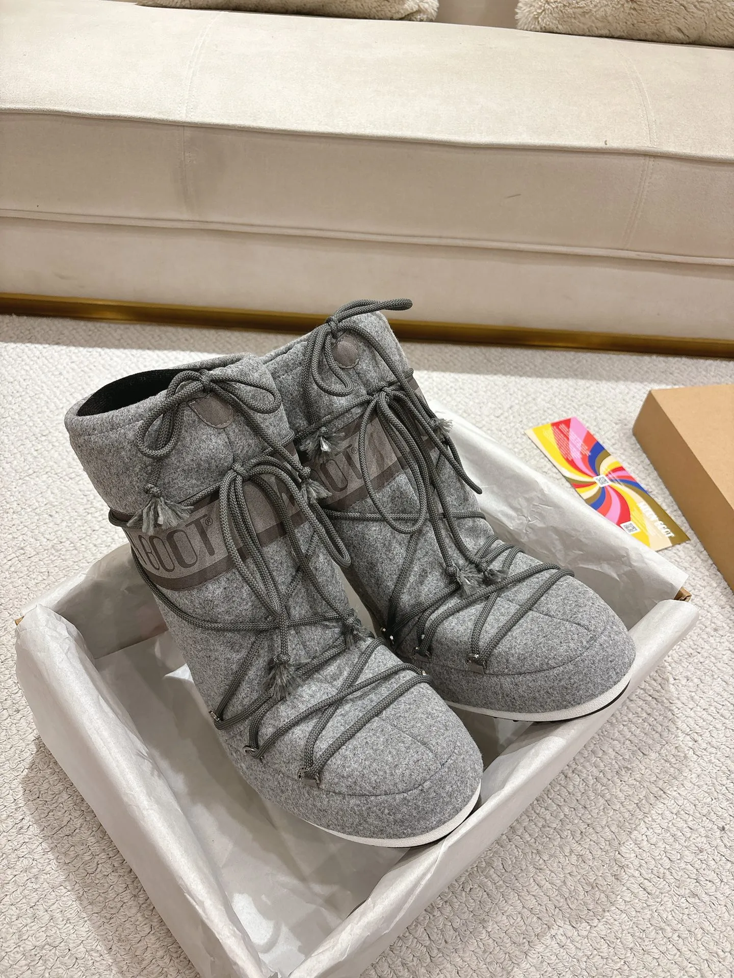 p660 [Exclusive top quality | New upgrade] Moon Boot 2025 autumn and winter hot snow boots are here! Don’t just focus on UGG anymore, fashionistas have already changed to these "ugly moon boots" ✨ 🔥Forget UGG! The Moon Boot that was once popular throughout the millennium is back! At that time, Paris Hilton, Victoria Beckham and other top icons were wearing it. Now with the strong return of the Y2K trend, the same QQ show outfit is a must-have for young people!  👢Hidden within 4cm, the legs are slimmer. 💫Looks fluffy, but actually looks slimmer. ❄️Full marks for thermal insulation, no longer cold in winter. 🌟Same style for men and women, regardless of left or right, easy to match. Don’t look at it’s cute appearance, but it instantly transforms into a trend focus! If you want both warmth and style, this is a must-have! ❶Material: original customized nylon cloth ❷Lining: original 100% silk cotton liner ❸Feet: original 100% silk cotton liner ❹Outsole: original molded two-color non-slip outsole ❺Sole thickness: 4cm (including inner height increase) ❻Code number: 35/38; 39/41 ❼Packaging: original full set of packaging ☀Color: official website updated simultaneously